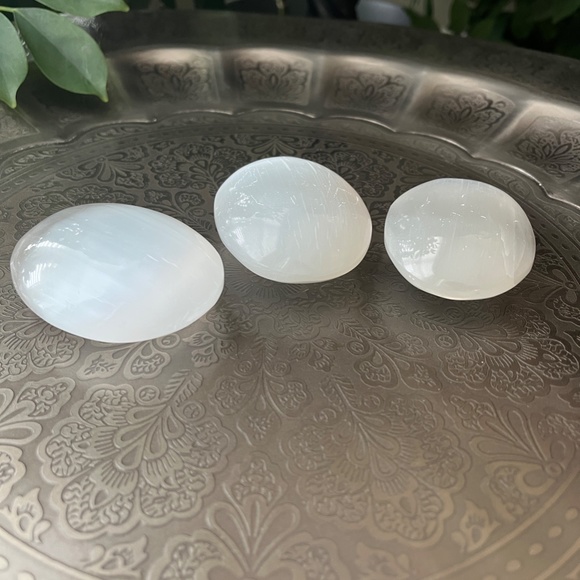 Large Selenite Palm Stone - Picture 4 of 6